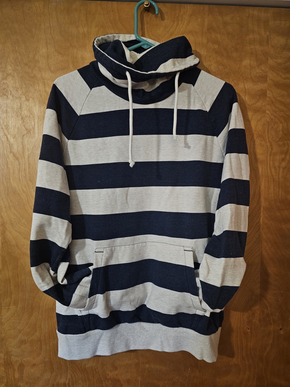 H&M Women's Navy and Off-white Sweater